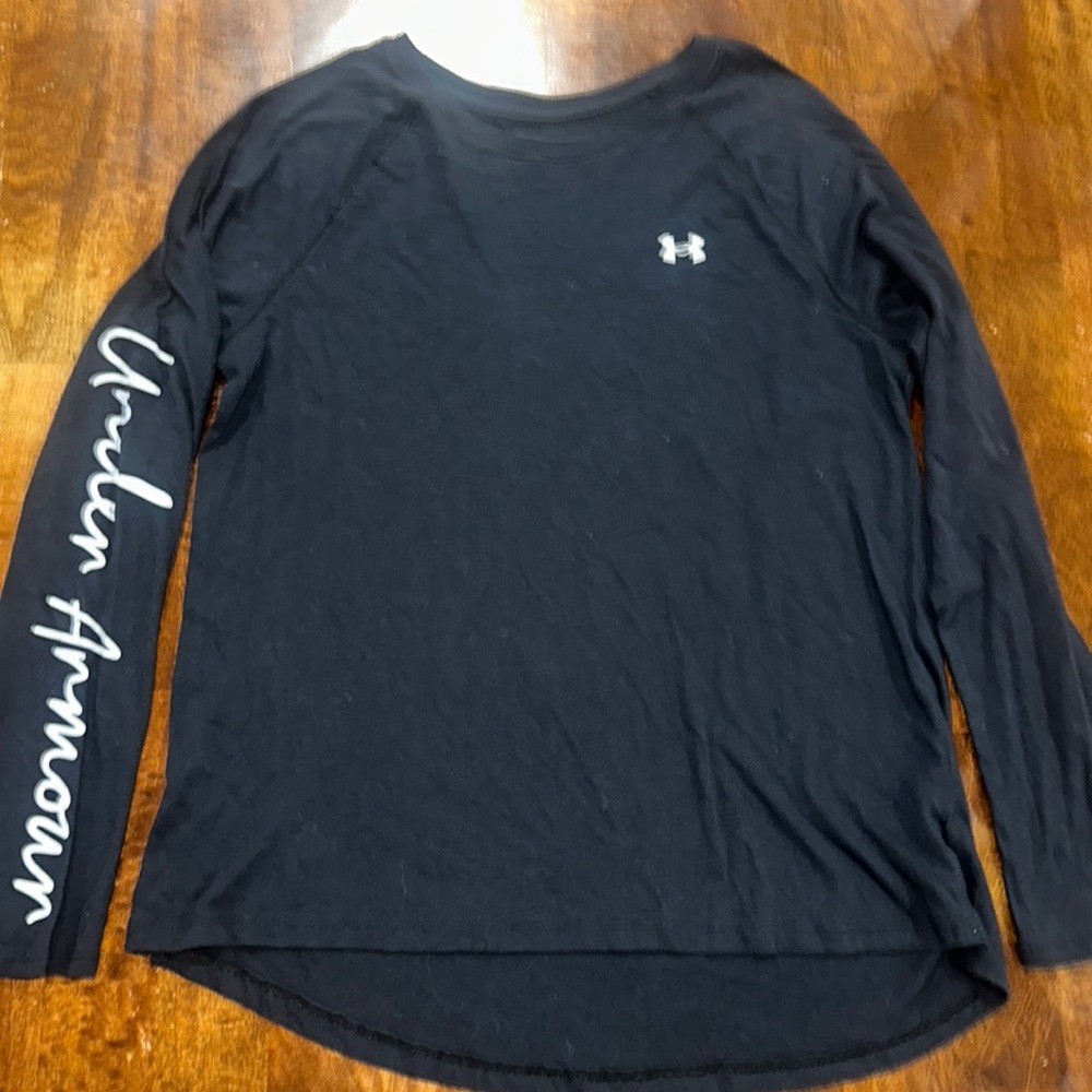 Ladies Under Armour loose fit L/S tshirt with sleeve detail and lower back.